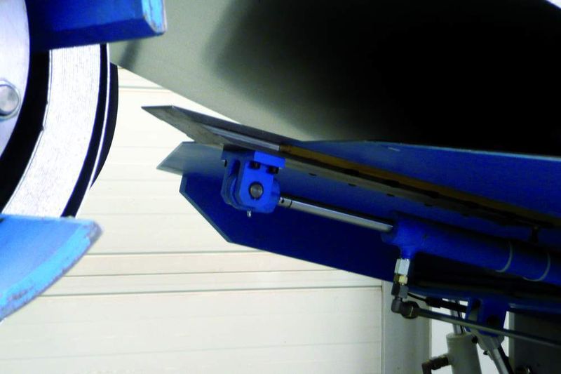 Am hydraulischen Aufnahmetisch ist eine ebenfalls hydraulische Verlängerung angebracht, die zur besseren Unterstützung des Einfädelvorgangs ausgefahren wird und somit die Funktion des Aufnahmetisches unterstützt. (Archiv: Vogel Business Media)