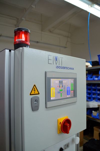 Frontansicht: Diese Maschine steht noch in der Montagehalle von EMT in Werdohl. Bald werden mit ihrer Hilfe Komponenten für medizinische Geräte gefertigt. Über das Bediengerät von Wachendorff Prozesstechnik lassen sich Produktionsparameter einstellen und überwachen.  (Wachendorff)
