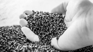 Die CO2-senkenden Kunststoffe entstehen aus Granulaten, denen Biokohlenstoffe beigemischt sind. (Carbonauten)