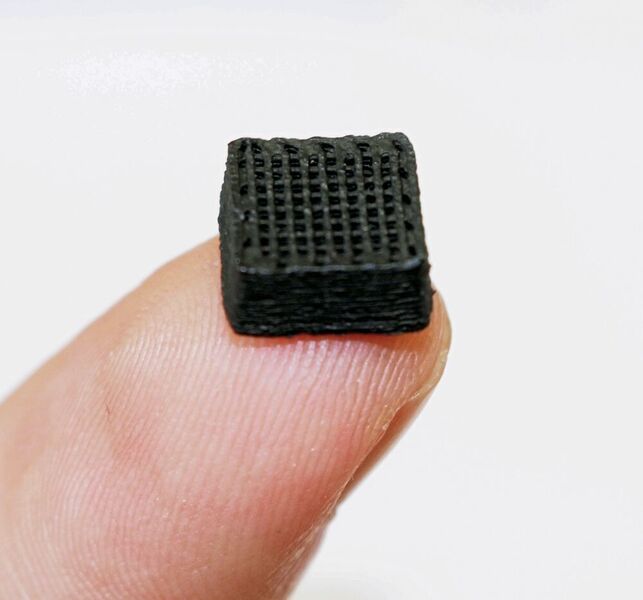 Ein Testquader von einem Zentimeter Breite aus dem 3D-Drucker. (Empa)