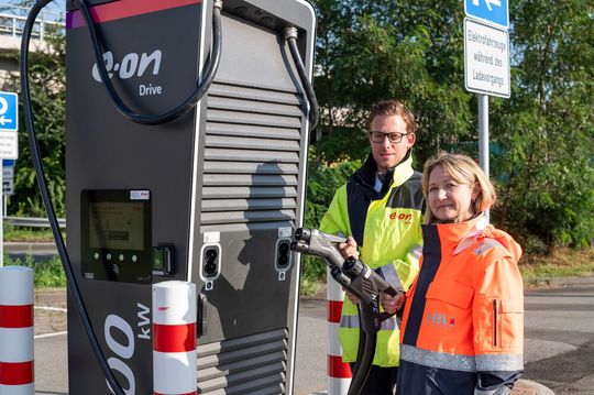 Dieser Platz ist nicht für irgendwelche E-Fahrzeuge reserviert, sondern speziell für E-Lkw in der Zeit ihrer elektrischen Aufladung mit maximal 400 Kilowatt. Vier Ladesäulen stehen jetzt im Hamburger Hafen.(Bild:  Eon/Alena Zielinski)