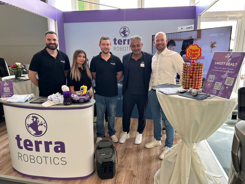 Das Terra-Robotics-Team: (v. l.) Panagiotis Kogakis, Simge Yildirim, Joel Schilling und Murat Arpaci mit Torsten Reinert (Pudu Robotics) (Bild: Vogel IT-Medien)