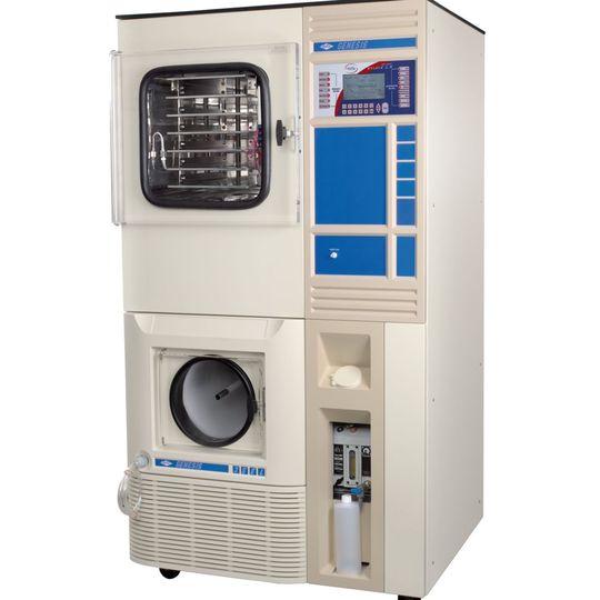 Bei einem Stellflächengefriertrockner wird das Produkt  in Schalen oder in Vials auf den Stellflächen platziert.(Bilder:  Genevac)