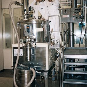 Automatische Beschickung eines Mischers mit Paracetamol-Pulver; diese Aufgabe musste vorher mühsam händisch per Schöpfkelle erledigt werden. 