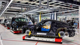 Porsche is taking new paths! With the introduction of the MHP Fleetexecuter, the sports car manufacturer in Zuffenhausen now centrally controls its intralogistics fleet. Read here about the advantages this can generate ... (Image:Porsche / M. Prosch)