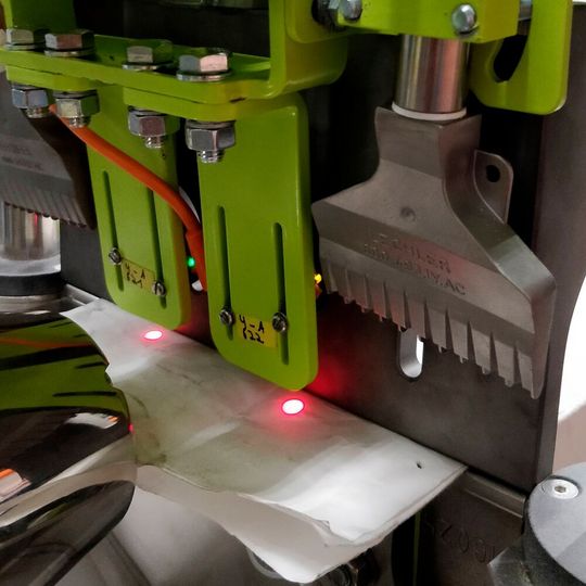 Vor dem Verschweißvorgang überprüft Valvo Detect, ob der Sack in der korrekten Position zu den Schweißsonotroden sitzt.(Bild:  Greif-Velox)