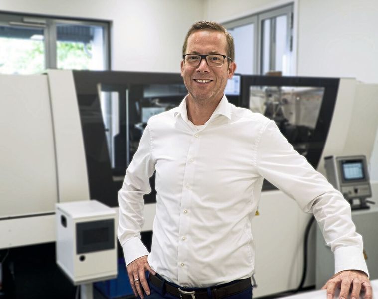 Sven Braatz, Vertriebsleiter und Prokurist von Hotset: „Die nur teilweise und auf wenige Bereiche oder Punkte fokussierte Temperierung des Werkzeugs führt dazu, dass das Blechgefüge während des Tiefziehens genau und nur dort entstresst und erwärmt wird, wo es nötig oder beabsichtigt ist.“  (Bild: Hotset)