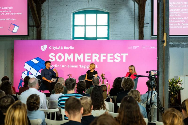 Panel mit (v. r.) Martina Klement, Münchens CDO Laura-Sophie Dornheim und Benjamin Seibel (© Florian Reimann)