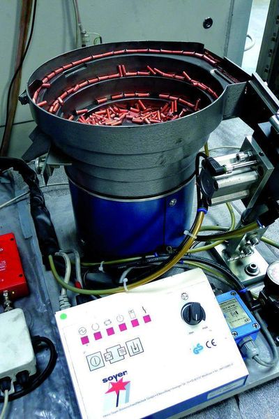 Die Gewindebolzen, die auf das Blech geschweißt werden sollen, werden automatisch über einen Vibrationsrüttler dem Werkzeug zugeführt. (Archiv: Vogel Business Media)