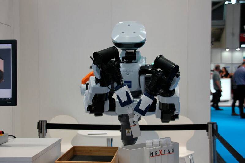 Nextag zeigt auf der Automatica Roboter mit zwei 