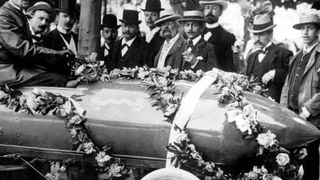 Der belgische Ingenieur und Rennfahrer Camille Jenatzy mit der La Jamais Contente bei der Siegesparade am 1. Mai 1899 (Bild: Gemeinfrei, via Wikimedia Commons)