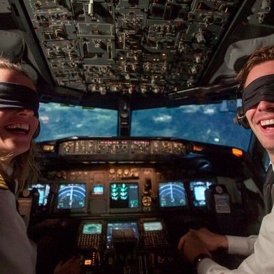 Hybride Netze sind Wetterfronten. Bedrohungen sind Böen. Und wer ohne Monitoring unterwegs ist, fliegt wie ein Pilot ohne Höhenmesser: technisch vielleicht möglich, aber ohne verlässliches Gefühl für Lage, Abweichung und Risiko. (Bild: Midjourney / KI-generiert)