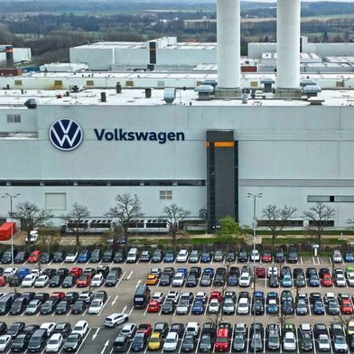 Der Volkswagenkonzern sucht nach Wegen in die Zukunft, während die Verkaufszahlen drastisch einbrechen. (Bild: Volkswagen AG)