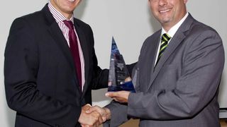 Awardverleihung (v.l.): Jean Quecke, VP Pemco Arrow EMEA;Joachim Hummel-Sirsch, Key Account Manager, Vishay (Bild: Arrow)