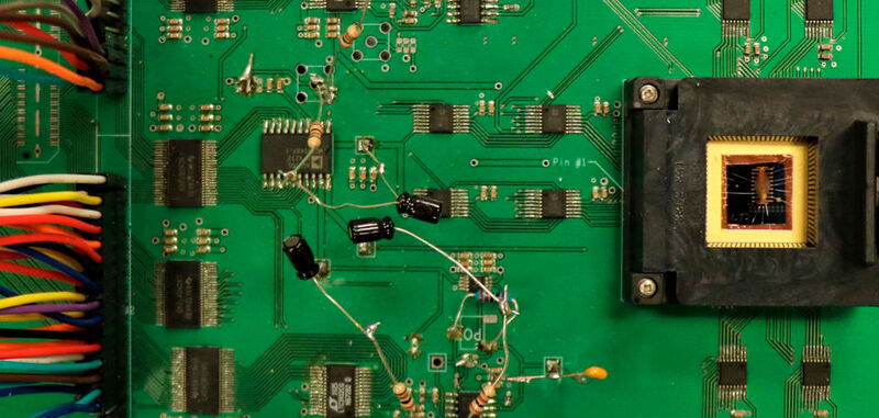 Das Memristor-Array auf dem Testboard der University of Michigan. Es ermöglicht 1024 MAC-Operationen pro Zyklus.