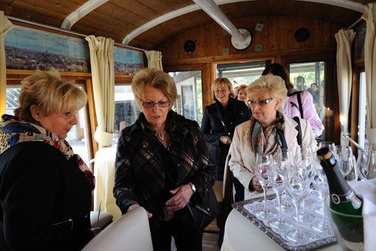 Marianne Freie (Autohaus Freie, Wallenhorst), Ingrid Meyer und Ilone Brinkmann sichern sich einen guten Aussichtsplatz in der Gondel. (Archiv: Vogel Business Media)