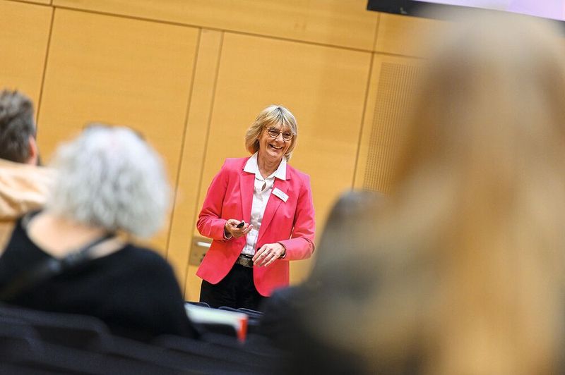 Auch Dr. Elke Spahn von Gravitech ist wie immer mit Feuereifer dabei, wenn es um das Begeistern für zeitsparende Labortechnik geht. Wer nach dem 30-minütigen Vortrag doch noch Fragen hat, kann diese direkt im Anschluss klären...    Mehr Infos zu den kommenden LAB-SUPPLY-Messen finden Sie auf www.lab-supply.info (Bild: Stefan Stark)