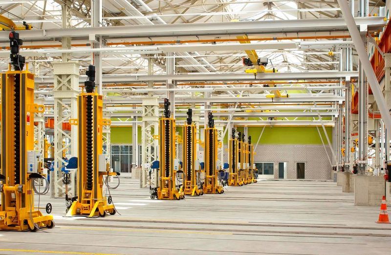 Die SBB hat in Zürich-Altstetten jetzt eines der modernsten Reparaturcenter seiner Art in Europa, das zudem unter Denkmal¬schutz steht. Konecranes hat dafür das Krankonzept massgeschneidert – inklusive sieben CXT Neo Kranen. (Konecrances / SBB)