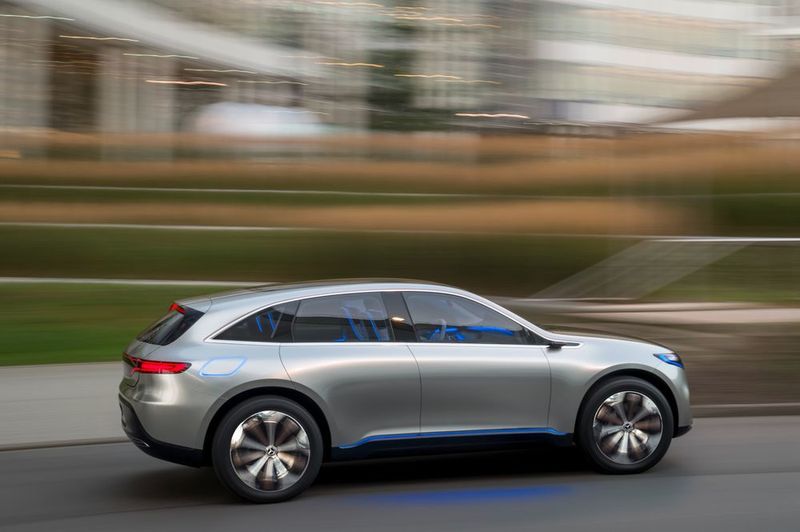 Äußerlich fällt das Auto mit seinem stromlinienförmigen Design und durch kaum wahrnehmbare Karosseriefugen auf. (Mercedes-Benz)