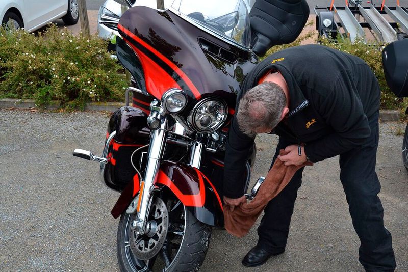 Da lohnte es sich auch, dass Mazda-Händlerverbandspräsident Werner Prange seine Harley-Davidson vor Abfahrt noch einmal auf Hochglanz brachte. (Bild: Dotzler, Dominsky, Lacher, Maderner, Michel, Rosenow, Schweitzer/»kfz-betrieb“)