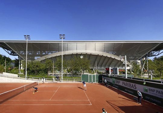 Dominique Perrault Architecture setzte bei der Dachkonstruktion für den Court Suzanne Lenglen des Tennisstadions Roland Garros auf Architekturgewebe von GKD.(Bild:   Suzanne Lenglen court, Paris, 2023 / A. Jan / Dominique Perrault Architecture / ADAGP)