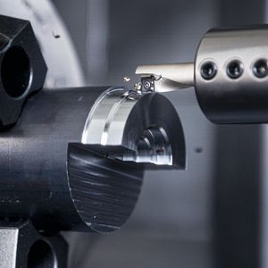 Noch ein Blick auf ein Ceratizit-Ecocut-Werkzeugsystem mit für ISO-P-Stähle optimierter Ausstattung. Diesmal beim Außendrehen.(Bild:  Ceratizit)