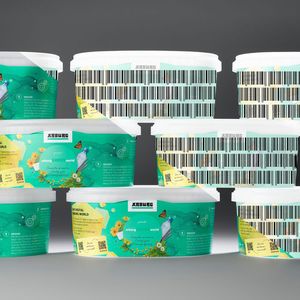 Das digitale Wasserzeichen ist für den Endverbraucher unsichtbar (links). Es enthält aber Informationen, die es quasi zum „digitalen Pass“ machen. Die Infos können direkt auf dem Kunststoff oder dem zugehörigem Label hinterlegt (rechts visualisiert) werden, erklärt Arburg.