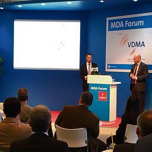 Dr. Ralph Lässig (r.) und Sebastian Feldmann stellten die vom VDMA und von der Deutschen Messe initiierte Studie „Predictive Maintenance“ vor.