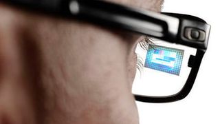 Dünn, leicht und nahtlos integrierbar: Die neuen Displays für Smart Glasses basieren auf Lichtleiter-Technologie. (Bild: Juha Sarkkinen)