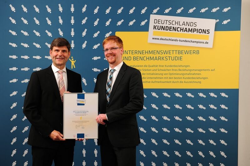 Christian Walther, Vertriebsleiter Deutschland bei DELO (links im Bild) mit der Auszeichnung. (Bild: forum! Marktforschung GmbH/ Carsten Costard)