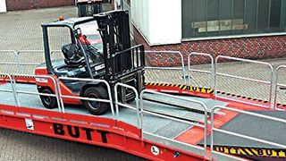 Mobile Verladerampe mit elektrohydraulischer Vorschubbrücke. (Butt)