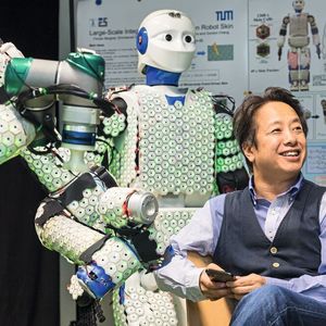 Am Lehrstuhl für Kognitive Systeme entwickelt Gordon Cheng mit seinem Team künstliche Haut für humanoide Roboter und menschenähnliche Maschinen, die taktile Rückmeldung bei Annäherung und Berührung gibt. 