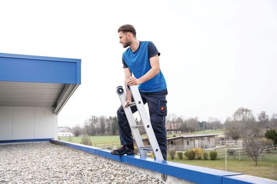 Damit man über die Stufen-Seilzugleiter regelkonform auf ein Dach oder ein anderes Geschoss wechseln kann, hat Munk das obere Leiternende ohne Querverstrebung gestaltet.(Bild:  Munk)