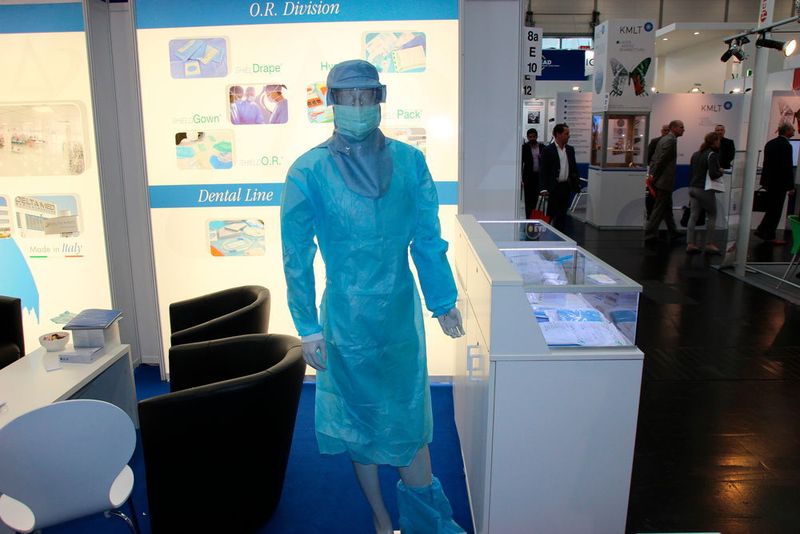 Aus Italien ist der Aussteller Delta Med angereist, um hygienegerechte Arbeits- und Reinraumkleidung zu zeigen. (Reinhardt)