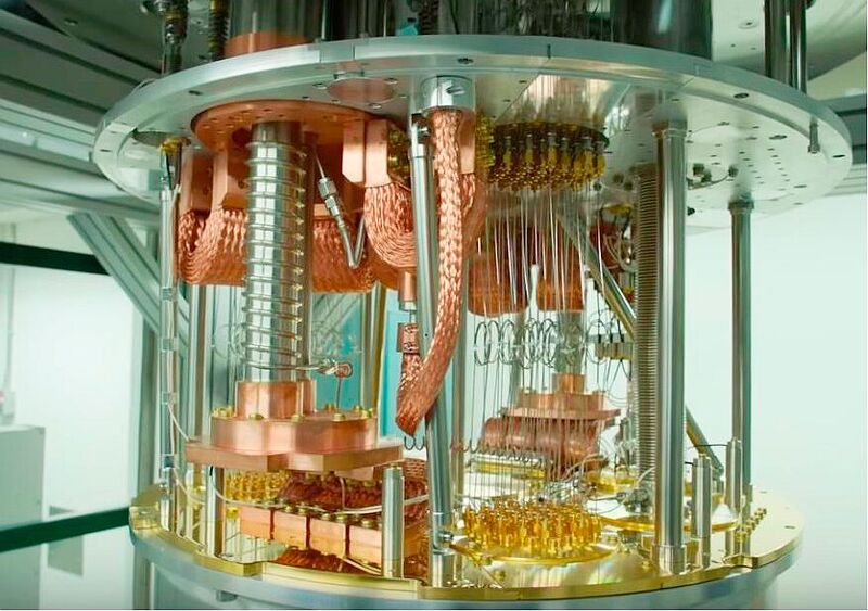 Quantencomputer, wie dieses Exemplar von IBM, sind aufwendig, rechnen aber wesentlich effektiver als übliche Systeme. Damit die deutsche Industrie unabhängig von ausländischen Experten davon profitieren kann, hat der Bund jetzt den Bau einer Quantencloud initiiert.