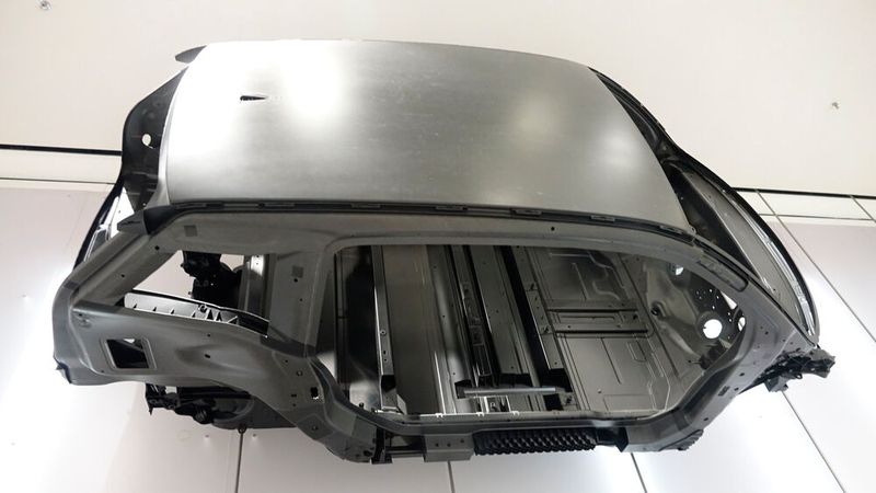 Hätte das langlebigste Fahrzeugkonzept aller Zeiten werden können: Der i3 war 2010 das erste Serienfahrzeug mit einer Fahrgastzelle aus kohlenstofffaserverstärktem Kunststoff (CFK). Die Außenhaut besteht mit Ausnahme des Daches aus thermoplastischen Elastomeren (PP). 25 Prozent der Außenteile bestehen aus erneuerbaren Materialien oder wurden wiederverwertet. Das Dach besteht aus CFK. Instrumententafel und Türverkleidungen wurden aus Naturfasern hergestellt. (Bild: Dominsky – VCG)