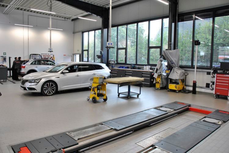 Welcher Mechaniker/Mechatroniker möchte hier nicht gerne arbeiten? Großzügige Platz-  und Lichtverhältnisse sorgen für ein angenehmes Arbeitsumfeld. (Dominsky)