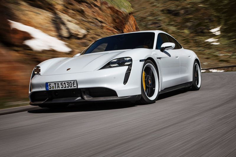 Taycan Turbo S: Stromverbrauch kombiniert 26,9 kWh/100 km; CO2-Emissionen kombiniert 0 g/km. (Porsche)