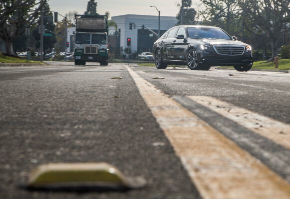 Mit dem Intelligent World Drive testet Mercedes-Benz mit einem Erprobungsfahrzeug auf Basis der S‑Klasse automatisierte Fahrfunktionen auf fünf Kontinenten. Nach Deutschland, China,  Australien und Südafrika liegt der Fokus der letzten Etappe in den USA auf  der Bewertung des Fahrverhaltens im dichten Stadtverkehr und auf Highways. Im Fokus steht dabei insbesondere die Erkennung von Schulbussen und landesspezifischen Fahrbahnmarkierungen, Fahrspuren sowie Geschwindigkeitsschildern und auf der Erprobung des innovativen Lichtsystems DIGITAL LIGHT. (Daimler AG)