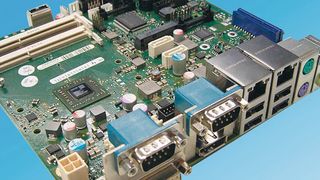 Fujitsu D3313-S Mini-ITX: Von derMainboard-Familie gibt es drei Varianten (Bild: HY-LINE Computer)