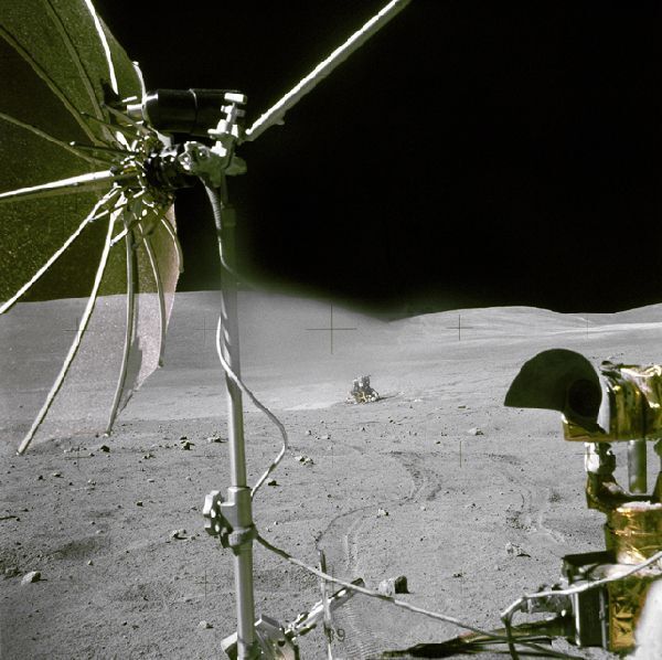 Dieses Foto zeigt das Apollo-16-Mondlandemodul „Orion“ und wurde während des zweiten Mondausflugs (EVA-2) von Chares M. Duke Jr. von Bord des LVR aus aufgenommen. Im Bild zu erkennen ist die am LRV montierte Farb-TV-Kamera sowie ein Teil der Parabolantenne. (Bild: NASA)