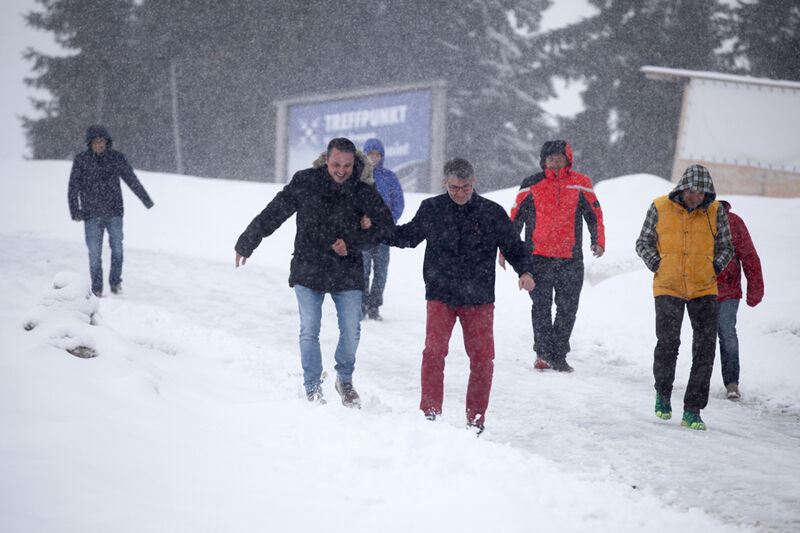 Wintereinbruch auf 1800 Meter: Am Endes des ersten Konferenztages ging es in die Hornboden-Hütte auf den schneebedeckten Alpbacher Hausberg Wiedersbergerhorn … (Bild: Barracuda)