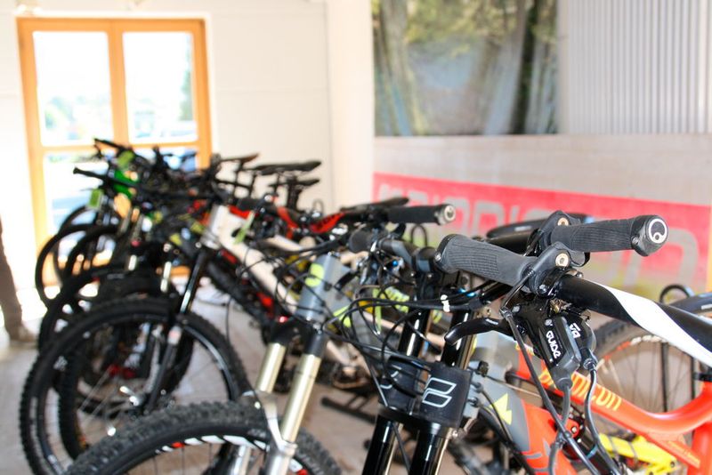 Die Fahrradschmiede hat ihre Heimat kurz nach dem Ortseingangsschild von Rottach-Weissach. (Bild: M. Zwettler, konstruktionspraxis)