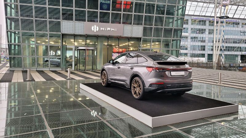 Direkt vor dem Hiphi-Store in München hat inzwischen Audi ein Modell positioniert. Man hat den Eindruck, die Ingolstädter beobachten genau, was bei Hiphi vor sich geht. (Bild: Wehner - VCG)