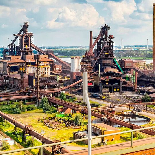 Das Stahlwerk von Arcelor Mittal an der Weser in Bremen. Den Kohlenstoff in der Stahlproduktion durch Wasserstoff zu ersetzen, ist eine der vielen Aufgaben, an denen im Großforschungsprojekt Hybit gearbeitet wird. Das Stahlwerk von Arcelor Mittal an der Weser in Bremen. Den Kohlenstoff in der Stahlproduktion durch Wasserstoff zu ersetzen, ist eine der vielen Aufgaben, an denen im Großforschungsprojekt Hybit gearbeitet wird.