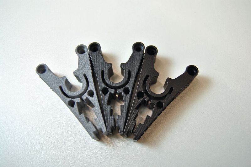 Surface comparison of MJF parts made from PA12: left — untreated natural finish; centre — chemically smoothed; right — chemically smoothed and black dyed. Post-processing enhances both aesthetics and surface functionality. (Source: Speedpart)