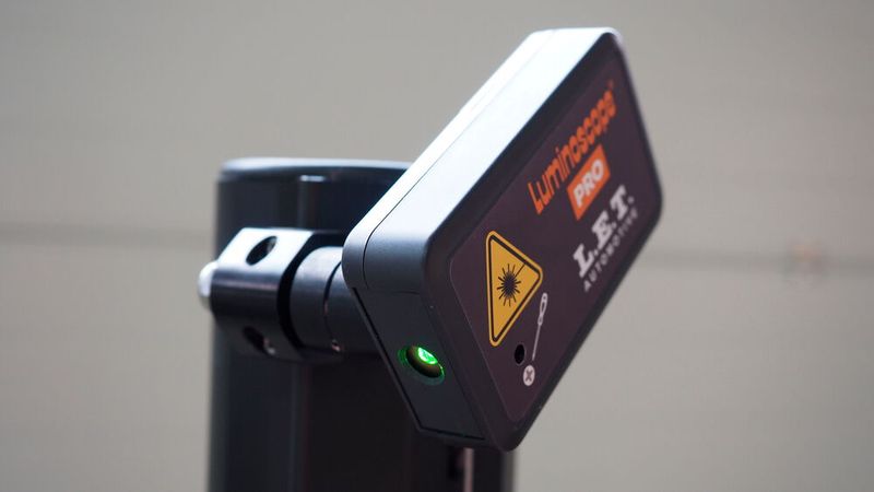 Zum Fahrzeug hin ausgerichtet wird das Luminoscope® PRO SLA 40 mithilfe eines praktischen Linienlaser der Klasse 2. Das heißt, es ist kein Laserschutzbeauftrager notwendig. (Bild: rmi-tec)