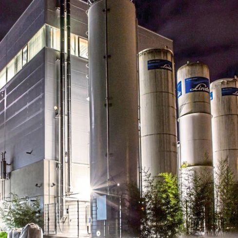 Die CO2-Versuchshalle ist Teil der Ein-Megawatt-modularen Pilotanlage des Instituts für Energiesysteme und Energietechnik. Hier können verschiedene thermische Wirbelschichtverfahren untersucht werden um einen wichtigen Beitrag zur CO2-Neutralität zu leisten. (Bild:  C. Heinze)