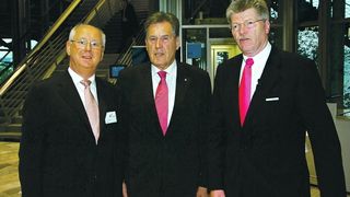 Der Jubilar und zwei seiner Laudatoren: Friedhelm Loh (rechts) und Wirtschaftsminister Michael Glos gratulierten Norbert Müller (links) zu seinem 50. Dienstjubiläum bei Rittal. (Archiv: Vogel Business Media)