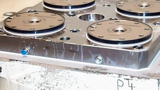 Die Funktion der standardisierten Schnittstelle auf dem Maschinentisch übernimmt eine der Tischgröße und Bearbeitungsaufgabe angepasste Spannplatte. Bild: Hirschmann (Archiv: Vogel Business Media)